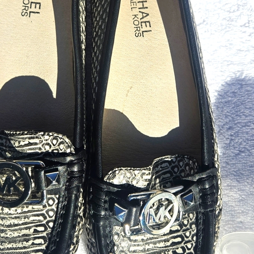 Michael Kors MK Charm Mocassin Loafer Wmn’s Sz 7m Shoes Black&White Snake Print - Picture 7 of 7